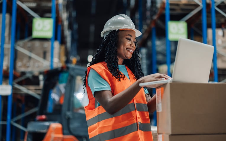Female warehouse assistant for the omnichannel fulfillment strategy guide
