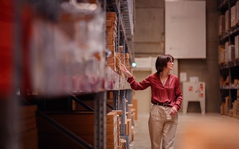 Women browsing warehouse for the omnichannel inventory management blog