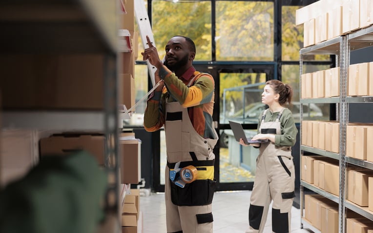 Worker speaking with a manager for the Amazon FBA alternatives blog