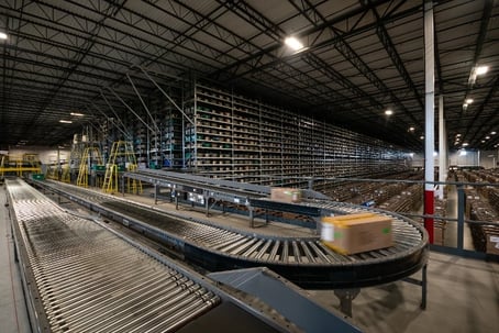 conveyor moving inventory inside a ecommerce fulfillment center